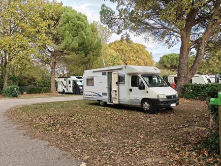 Un emplacement au camping voisin.