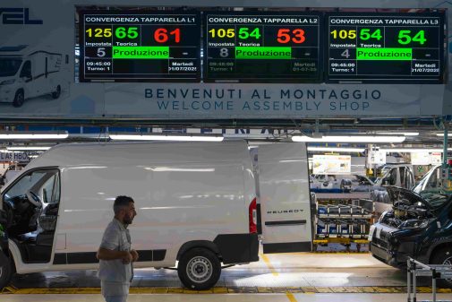 L’usine produit 46 véhicules par heure. 
