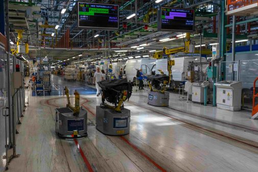 L’usine utilise des robots modernes pour transiter certains produits. 