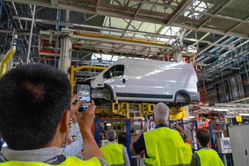 La chaîne de production est en hauteur. 