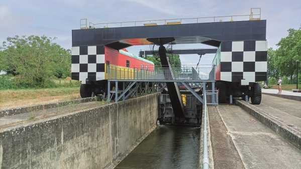 Entre les deux automotrices, au fond du canal, le fameux masque.