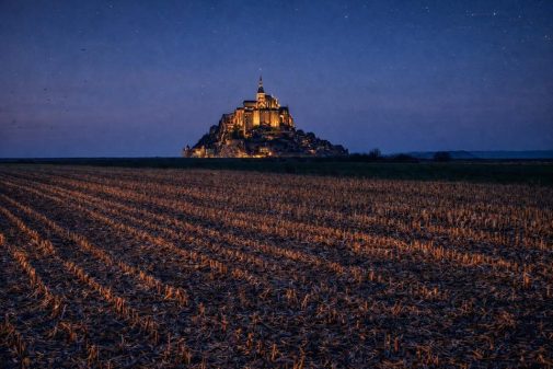 Certains camping-caristes prennent le Mont-Saint-Michel pour un sapin de Noël...