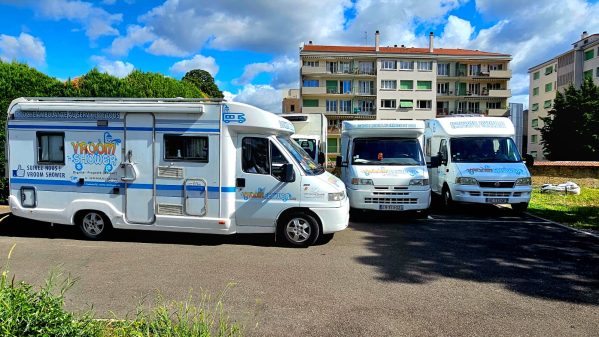 Les trois premiers véhicules de l'ONG.