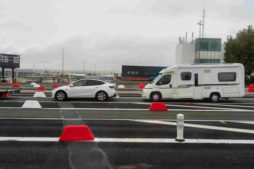 Avant d’entrer dans LeShuttle, des files d’attente aident à fluidifier le trafic.