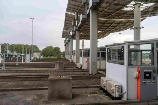 L’arrivée se fait par une large gare de péage.