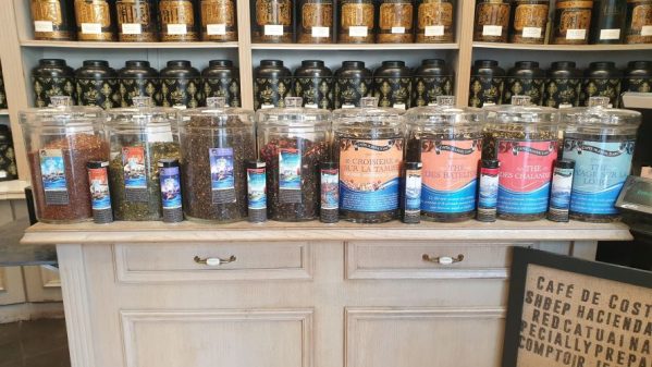 Collection Festival de Loire et gammes gourmandes (premier plan) et boîtes à thé originales (second plan).