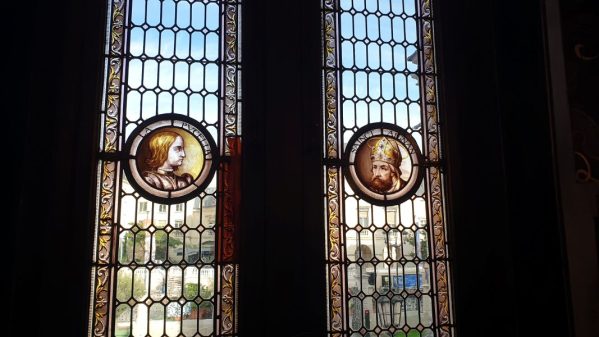 Hôtel Groslot. Vitraux Saint Aignan face à La Pucelle.