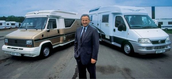 Harald Striewski, dès 1984, crée le Hobby 600, à gauche sur la photo