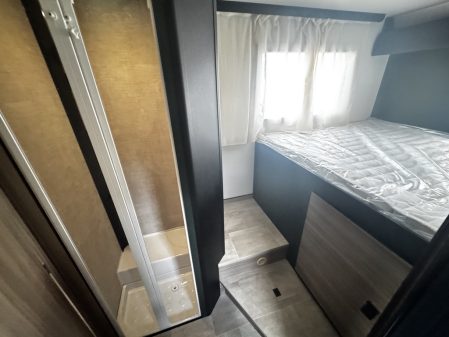 Un escalier permet d'accéder au couchage transversal du Kilig 55 Plus