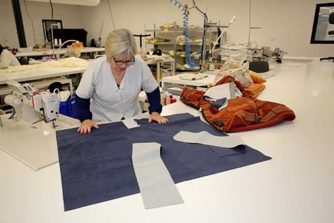 Toile Peinture Illustration D'un Camping-Car Sur Un Lac - 30x40 Cm - Décoration Murale