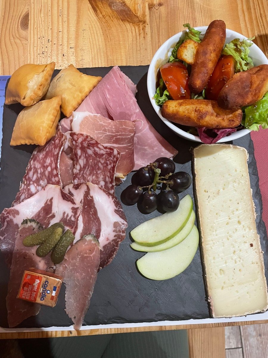Assiette avec produits du pays 
