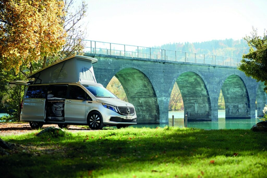 Mercedes EQV doté d'un kit de camping.