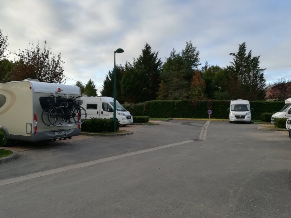 8 emplacements délimités sont prévus pour cette aire.