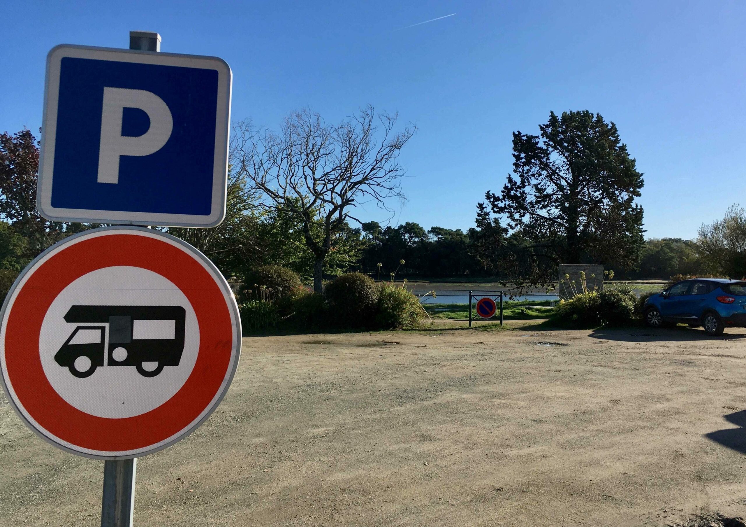 A la Forêt Fouesnant, le parking de la route du vieux port, à 300 m du bourg, est interdit aux camping-cars.