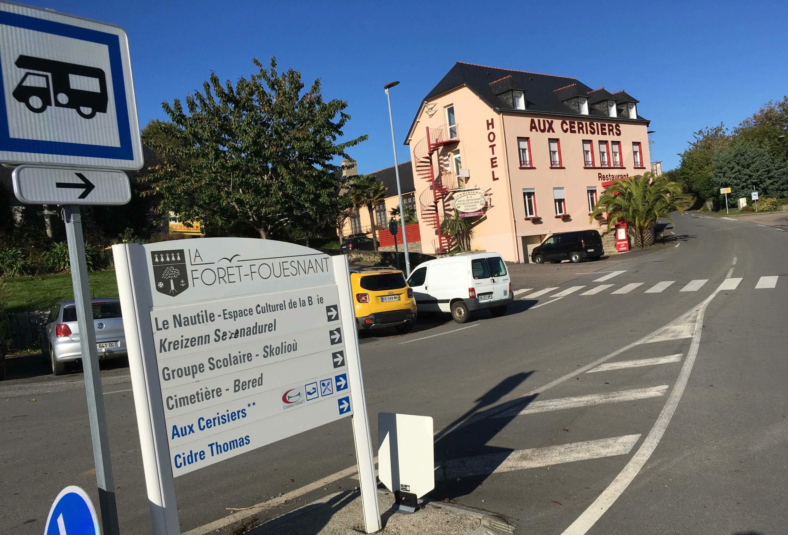 A la Forêt-Fouesnant, les camping-car doivent stationner sur les parkings autorisés sur un parking du bourg, sans trop d’intérêt.