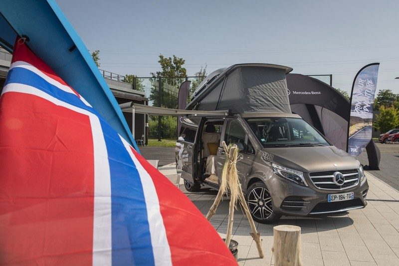 Au siège de Mercedes-Benz France à Montigny-le-Bretonneux (78), pour le départ de "Drive Your Adventure".