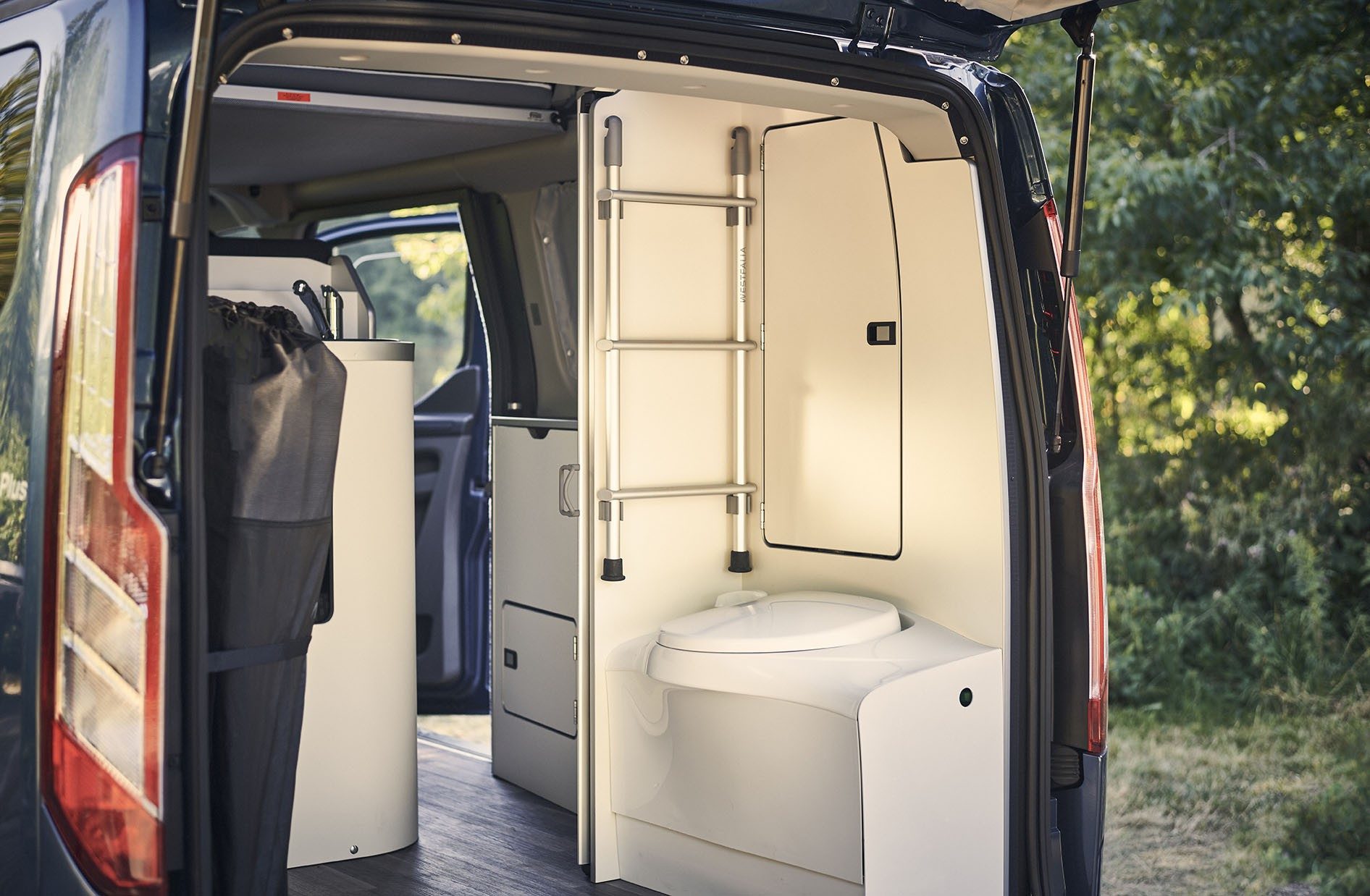 Cabinet de toilette arrière du Ford Nugget Plus à toit relevable