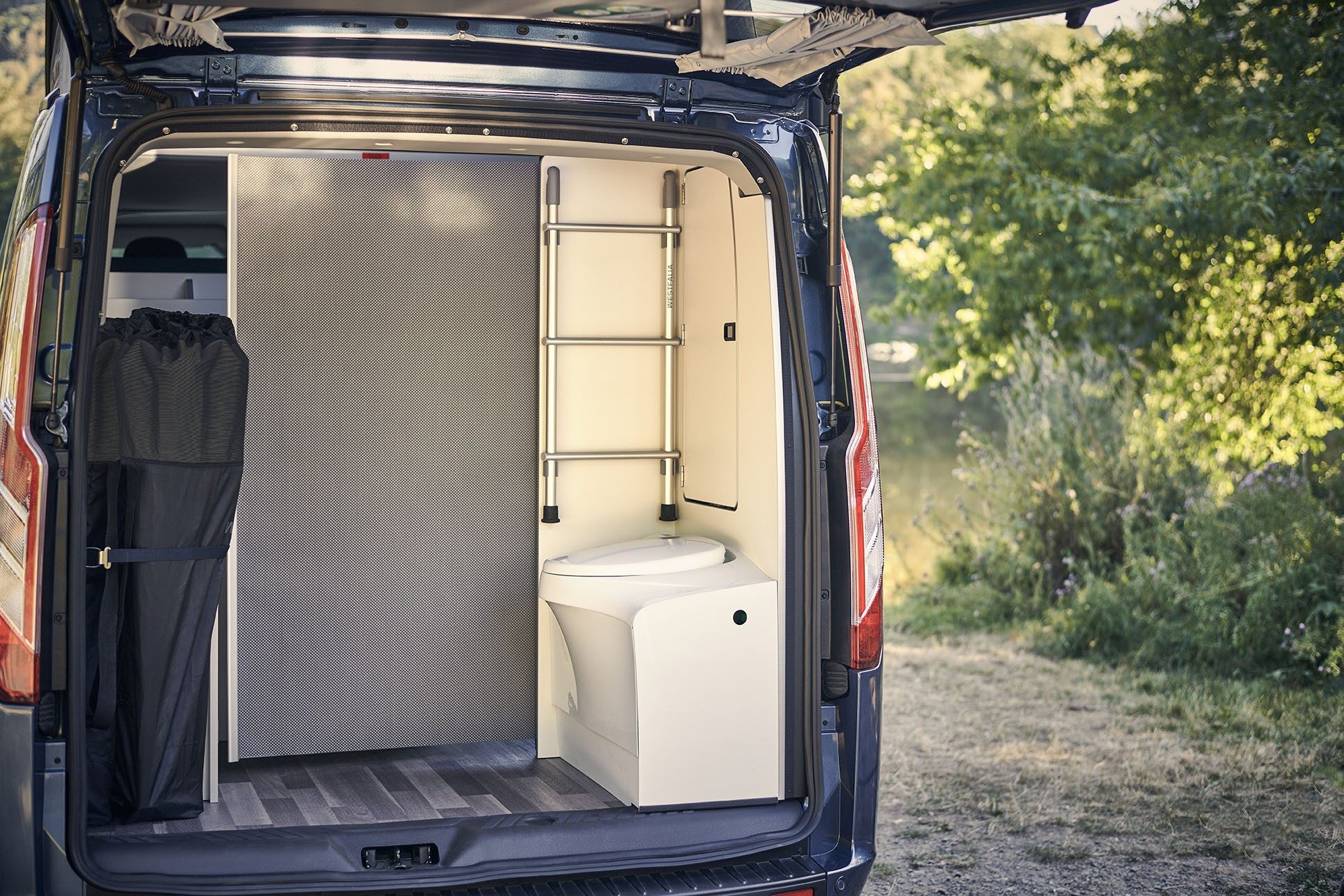 Cabinet de toilette arrière du Ford Nugget Plus à toit relevable