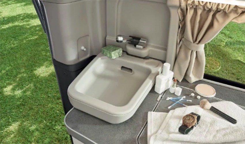 Cabinet de toilette arrière du Ford Nugget Plus à toit relevable