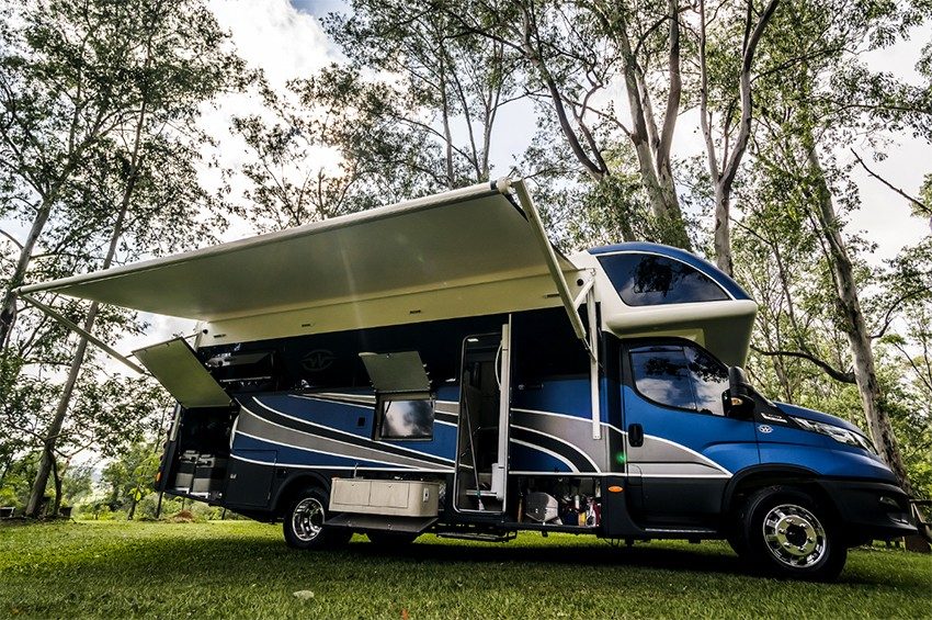 Capucine Neway Midnight sur Iveco Daily