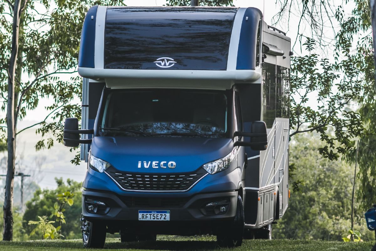 Capucine Neway Midnight sur Iveco Daily