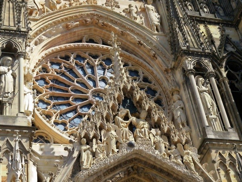 Cathédrale Notre-Dame : la rosace veille sur le couronnement de la Vierge