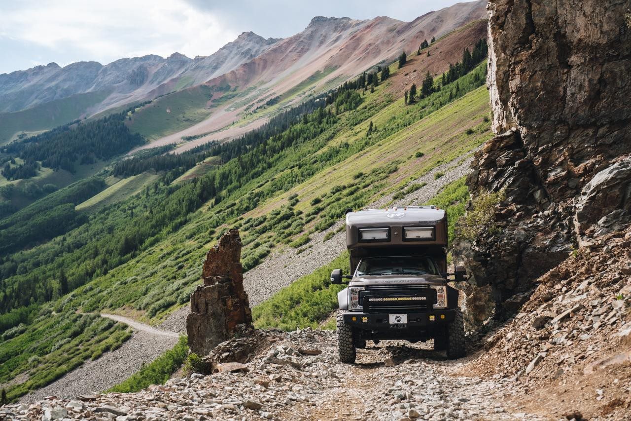 Cellule aménagée fixe EarthRoamer LTi sur Ford F-550 4x4