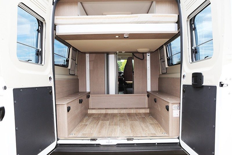 Chambre du Pössl Roadcruiser Evolution avec son grand lit relevé au maximum