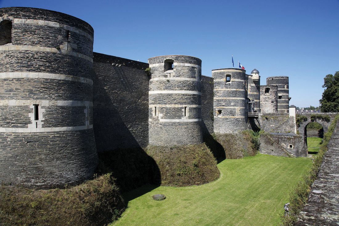Château d'Angers, enceinte côté nord-est et porte de la Ville