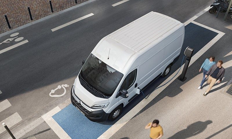 Citroën ëJumper sur sa borne de recharge