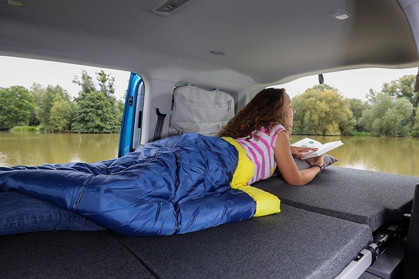Couchage déplié dans le Volkswagen Caddy California