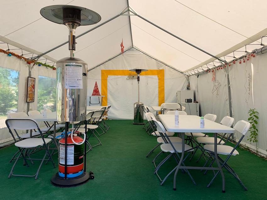 Du gel hydroalccolique est disponible partout sur l'aire