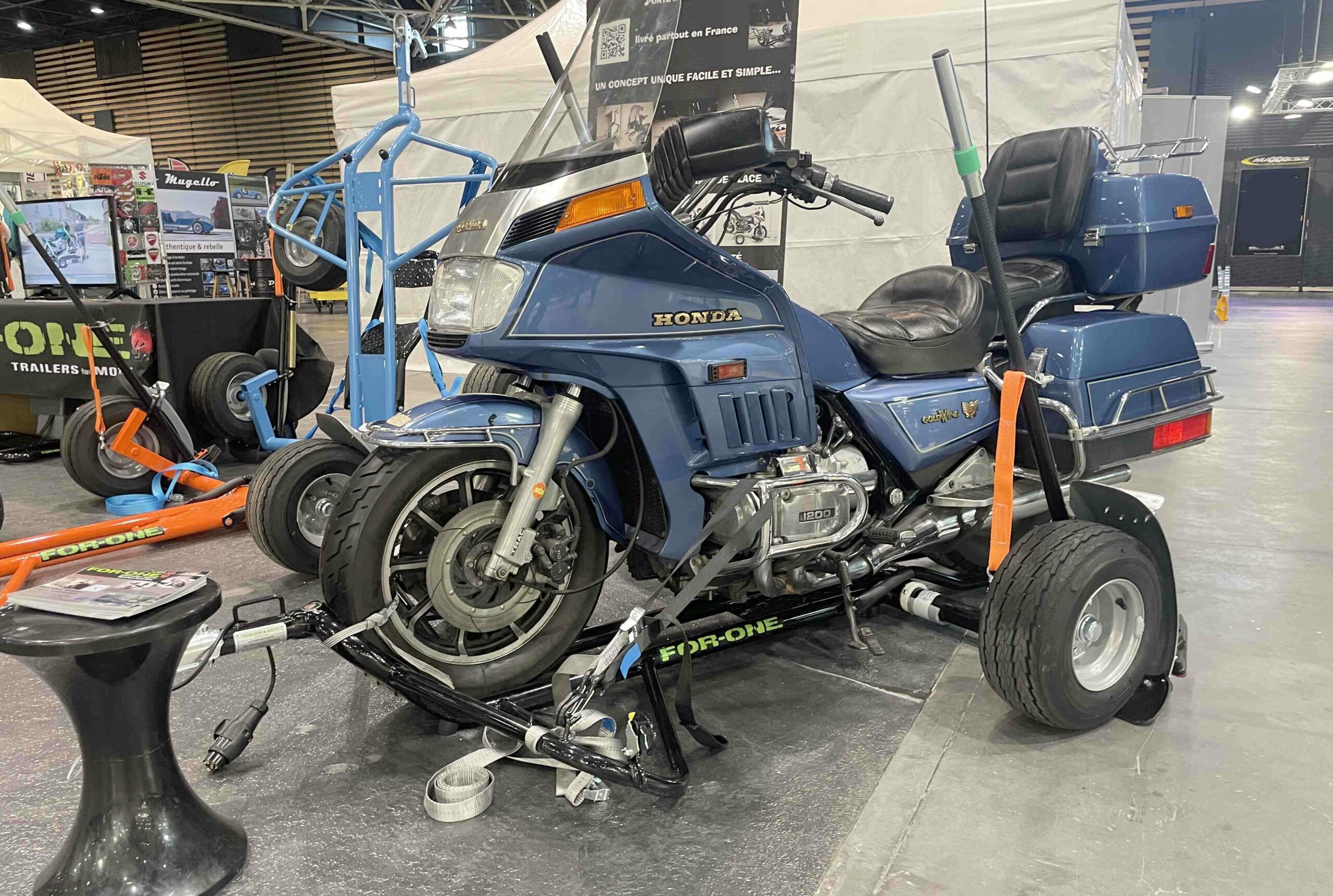 For-One BIG, la remorque moto idéale pour tracter une grosse cylindrée avec un van aménagé.