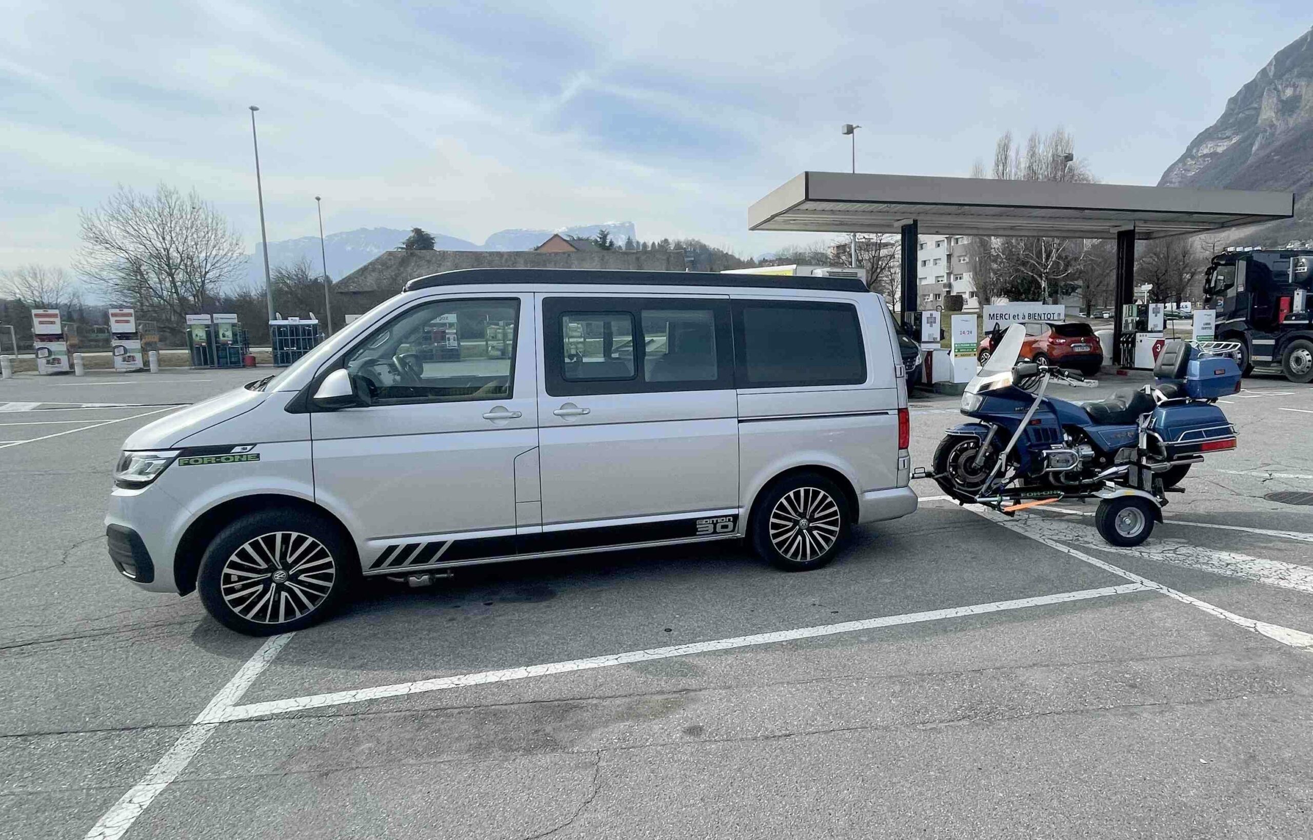For-One BIG, la remorque moto idéale pour tracter une grosse cylindrée avec un van aménagé.