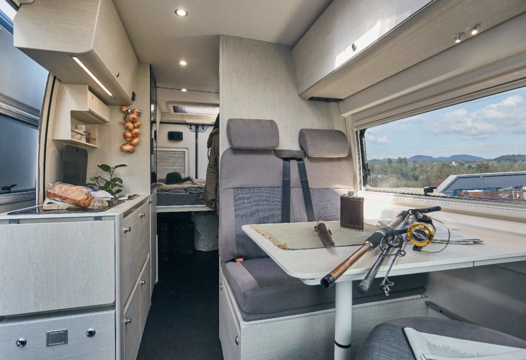 Fourgon aménagé Tourne Mobil sur Peugeot Boxer
