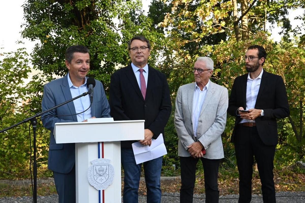 Gaël Perdriau, maire de Saint-Étienne et président de Saint-Étienne Métropole, en présence de Robert Karulak, adjoint au maire, vice-président de Saint-Étienne Métropole chargé du tourisme, président de l'Office de tourisme métropolitain et Olivier Coudre
