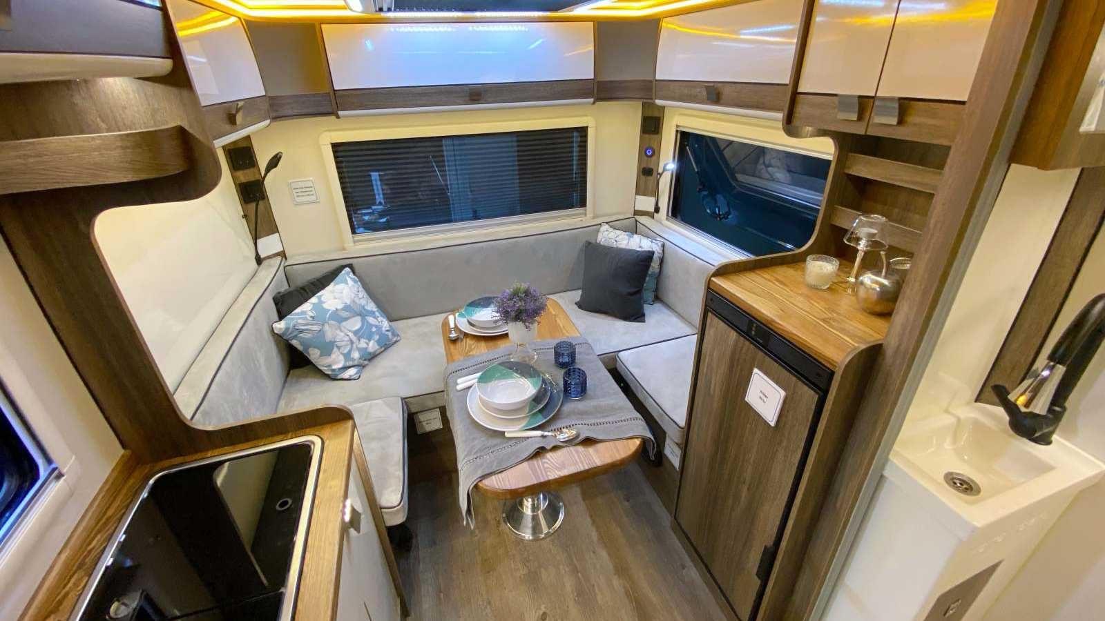Hotomobil Freedom sur VW T6 double cabine