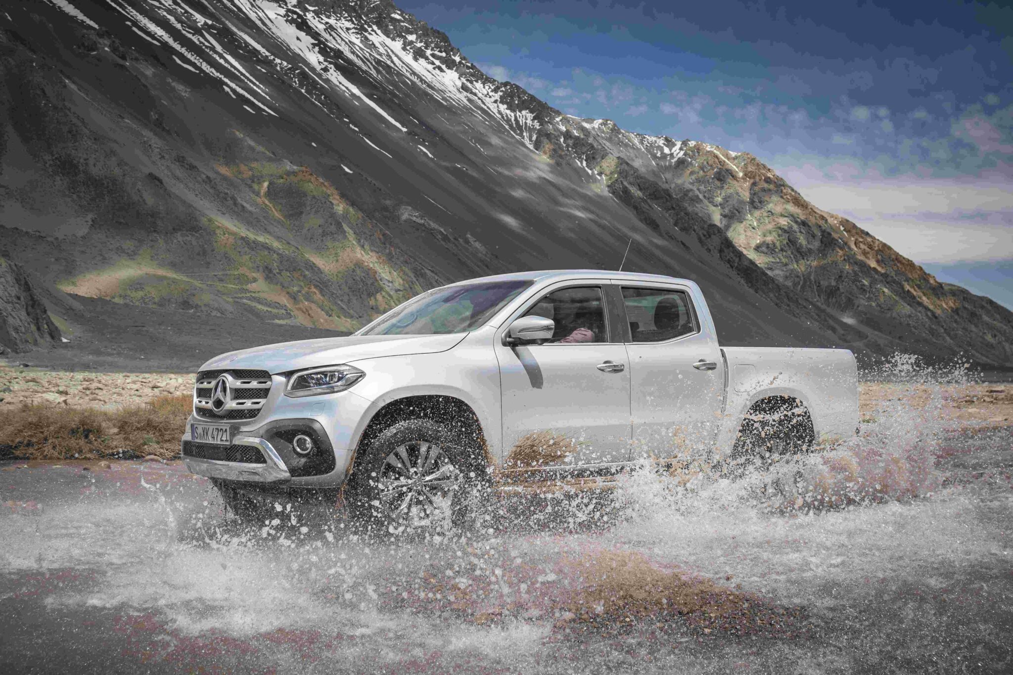 Le pickup Mercedes Class X transformé en campingcar — free download