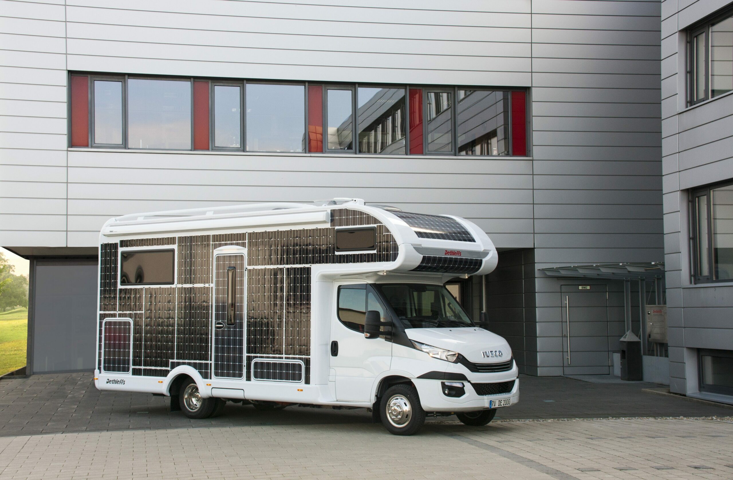 La capucine e-Home est reconnaissable à ses panneaux photovoltaïques qui recouvrent une grande partie de la carrosserie.