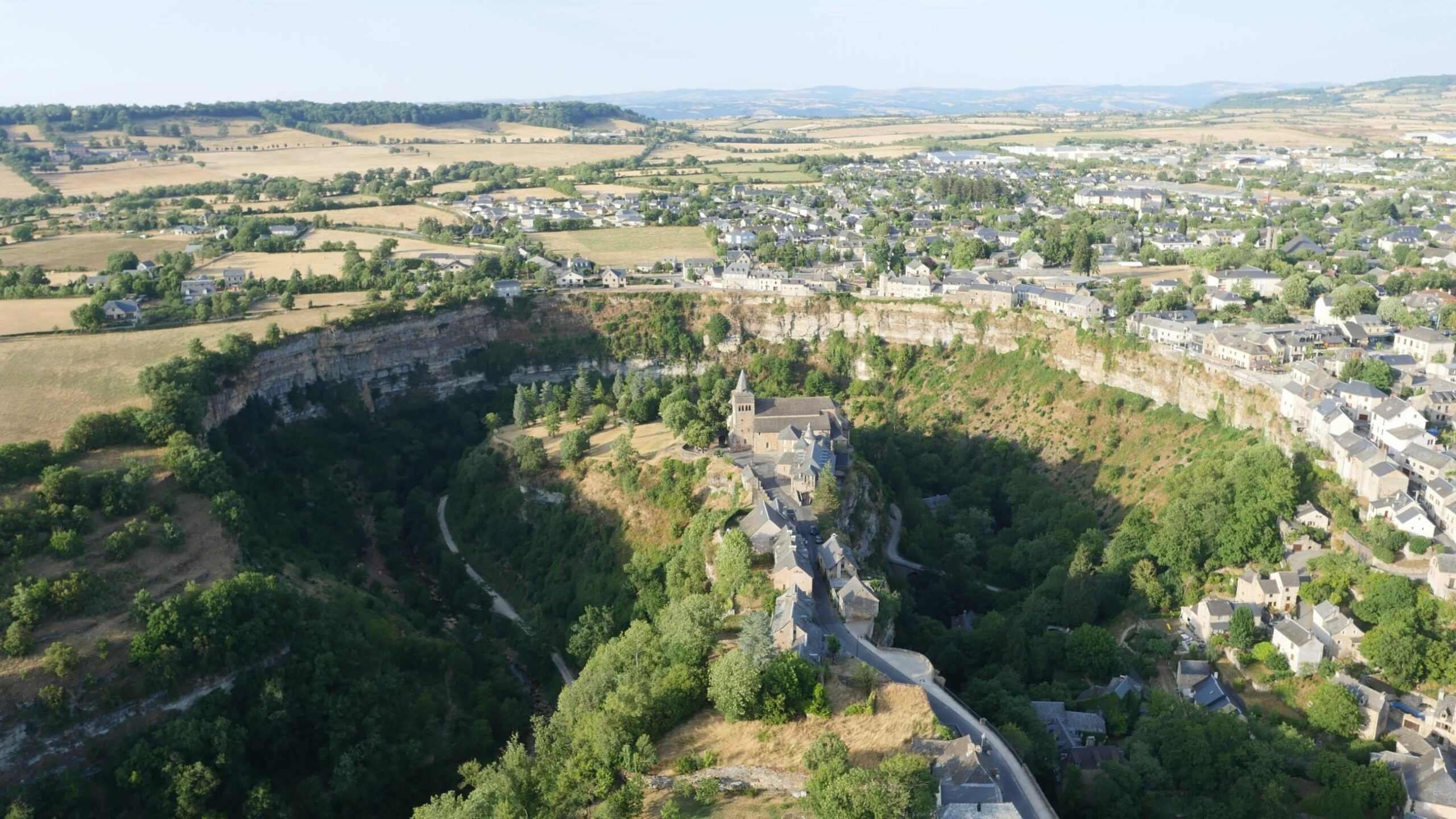 La commune de Bozouls, dans l'Aveyron, borde un canyon de 100 mètres de profondeur creusé par la rivière le Dourdou.