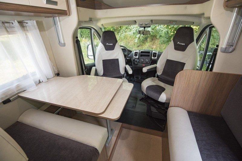 La dinette avec une banquette transversale et un sofa