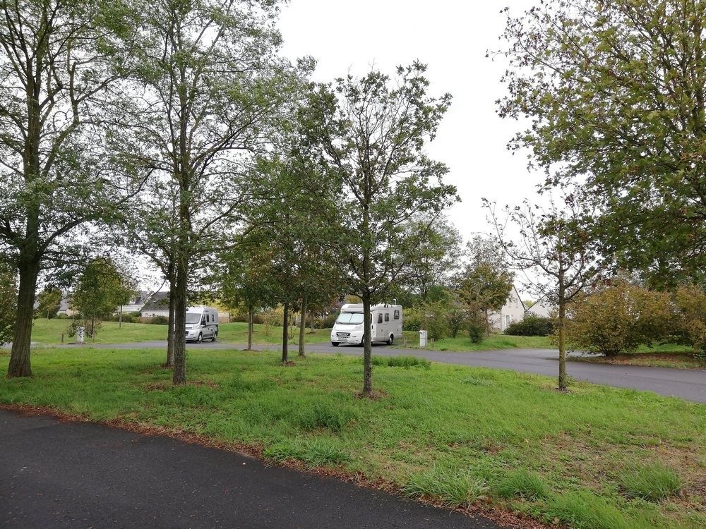 L'aire d'Avoine peut accueillir 11 camping-cars sur des emplacements délimités... et goudronnés.