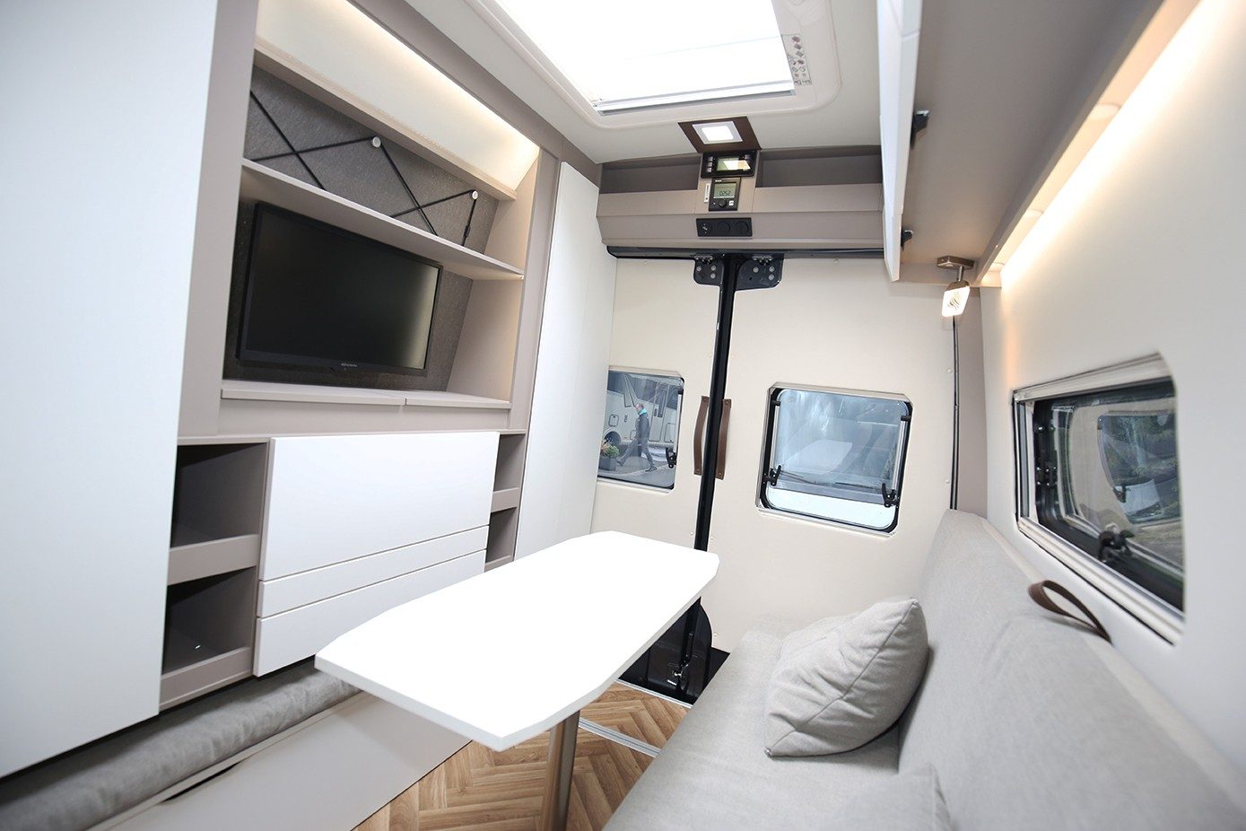 L'arrière offre un superbe espace lounge avec meuble de télévision.