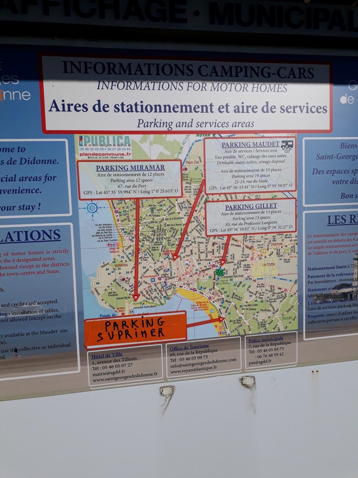 L'auteur du message indiquant la suppression du parking avait quelques lacunes en orthographe.