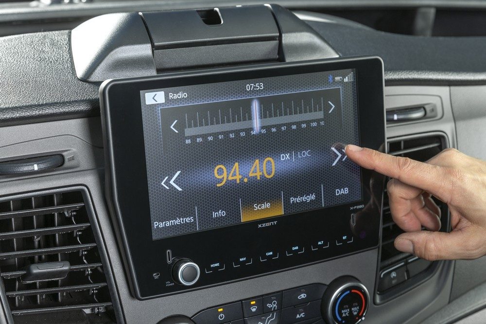 L'autoradio profite d'un écran tactile de 9 pouces.