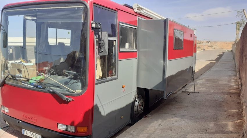Le bus aménagé avec slide hydraulique de Corine et Fabrice