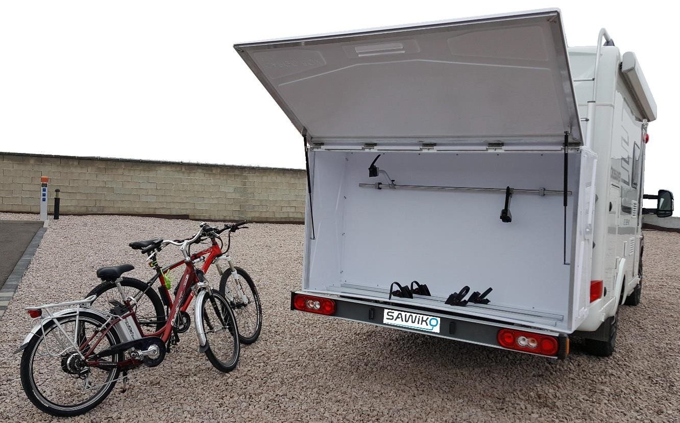 Le coffre Sawiko Car Box 3XL permet de mettre à l'abri deux vélos.