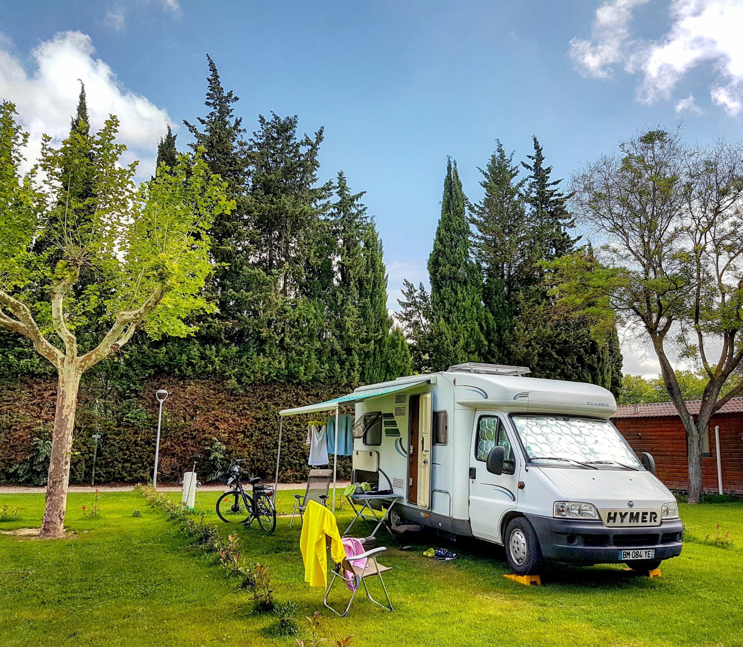 Le joli terrain de Porte des Alpille reçoit les camping-car sur de belles parcelles.
