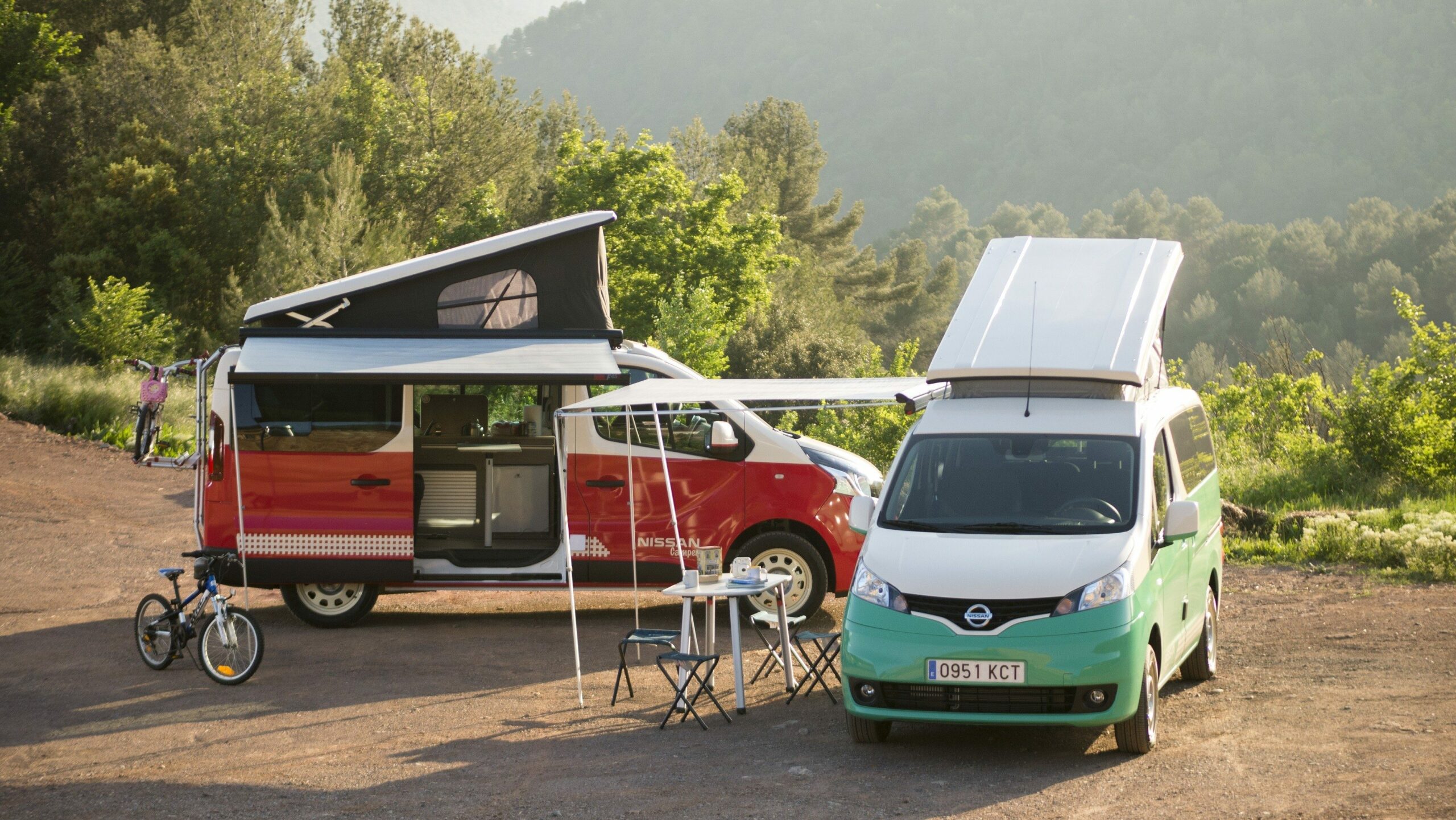 Le Nissan Camper électrique (en vert) a été exposé au salon automobile de Madrid avec le NV300 (en rouge) animé lui par un moteur thermique.