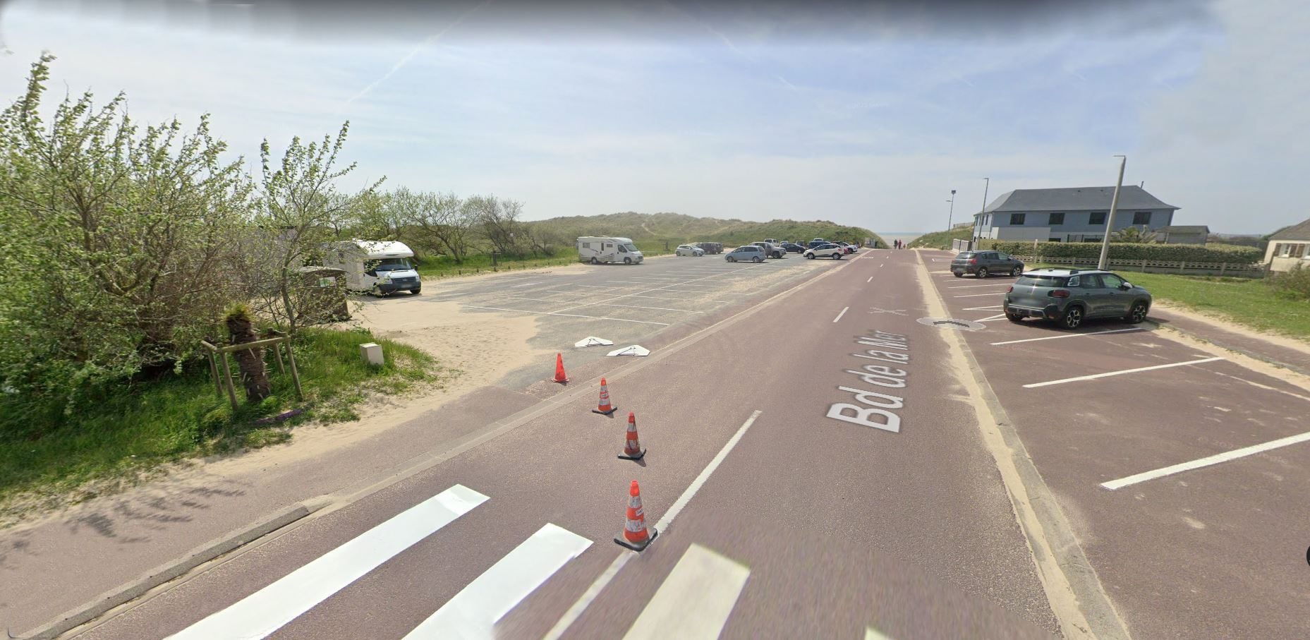 Le parking de la plage de Créances, à gauche, va bientôt entrer dans une phase de travaux. A leurs termes, les camping-cars ne pourront plus y stationner.